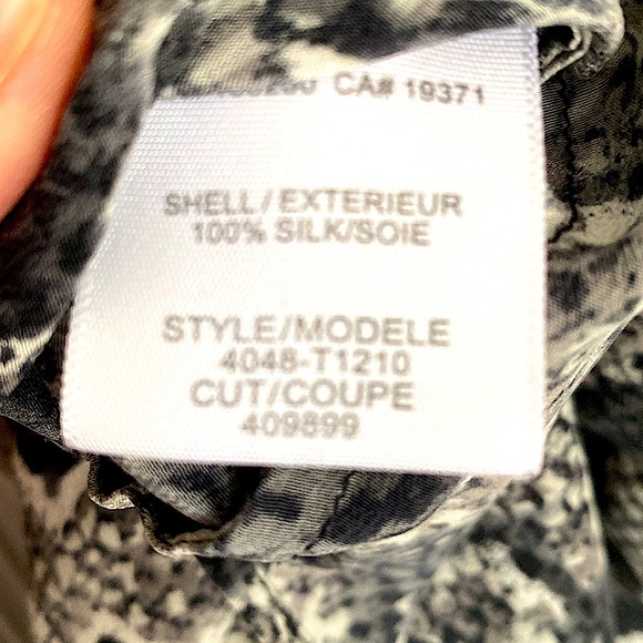 Joie silk vneck pullover blouse, long sleeves and buttons around wrist. Gorgeous - Picture 2 of 12